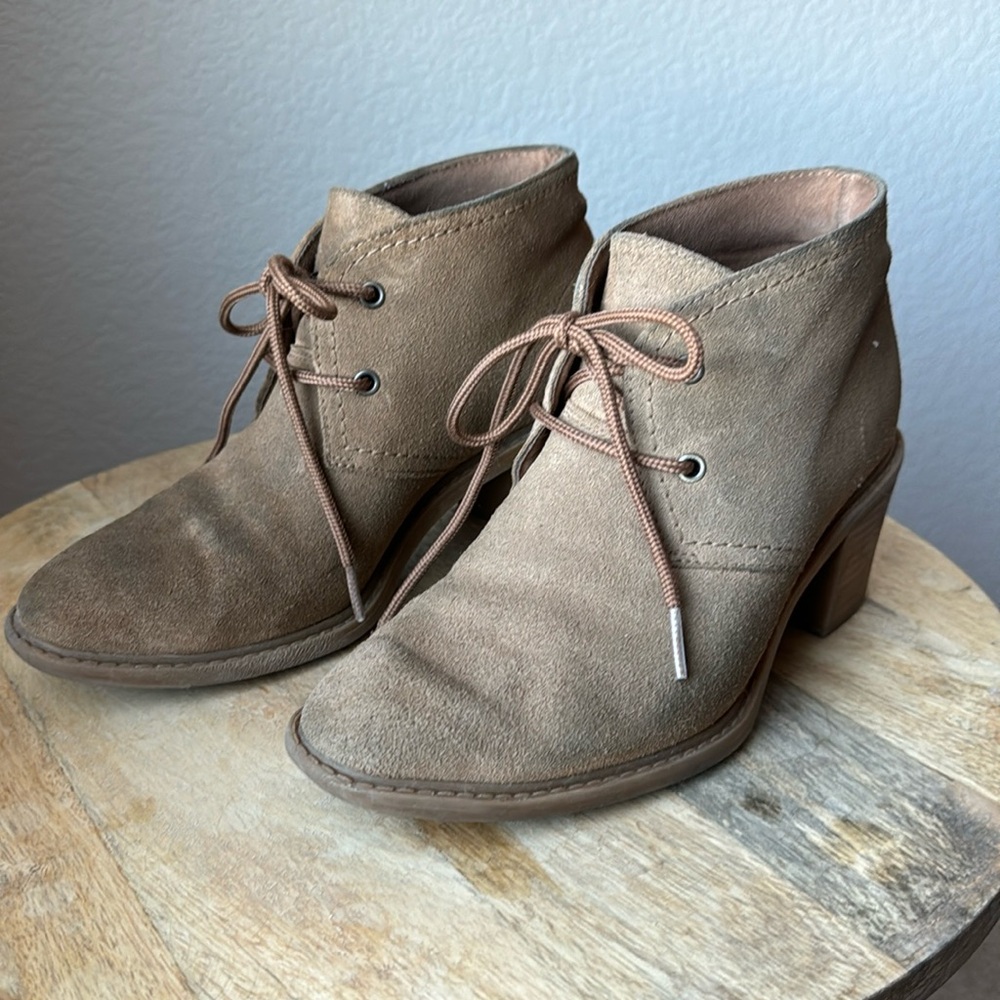 CLARKS Suede Lace Up Booties Women Sz 7.5 tan